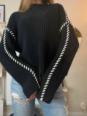 Gina tröna - Så snygg tröja med coola detaljer på armarna strl S aldrig använd 🫶🏻