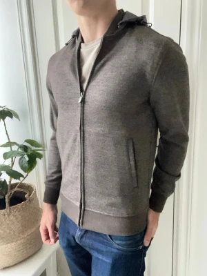Massimo Dutti cardigan  - Massimo Dutti cardigan, en extremt rare och hype Massimo Dutti cardigan. hög kvalité med otrolig passform. Luvan går att zipa bort, andra resellers säljer denna ofta för runt 1700. Mitt pris 1200 🏆 . Inga defekter! Modellen bär S och är 180 cm 75 kg. Kom med frågor! 🏆
