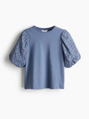 Blå topp med puffärmar och broderi - Blå topp med korta puffärmar i broderad bomull och rund halsringning. Ärmarna har fina hålbroderier som ger en extra detalj till looken. Perfekt för dig som vill ha något stilrent men ändå unikt. Hör av dig vid frågor!🤍✨