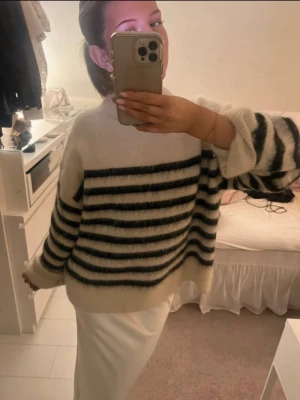 H&M stickad tröja  - Mohair blandning, jättefin, nytt skick strl M 💕💕