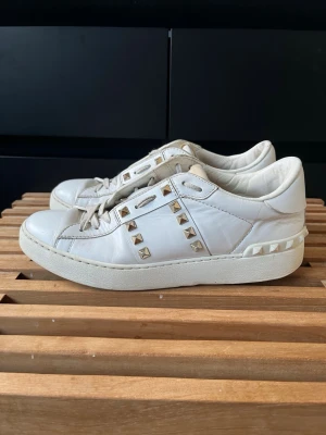 Valentino skor  - Tjena, säljer nu dessa riktigt snygga och populära valentino skorna, de är i bra skick men såklart använda, unga större skador utan endast smutsiga, endast skorna ingår, hör av er vid frågor och funderingar🙌🤝