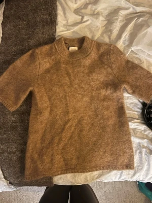 Brun/orange mohair t-shirt - Mysig stickad t-shirt i brun/orange. Mohair/ull bladning. Sååå så fin men kommer tyvärr inte till användning. Aldrig använd så som ny, enbart lite skrynklig av att ha legat i garderoben ❤️