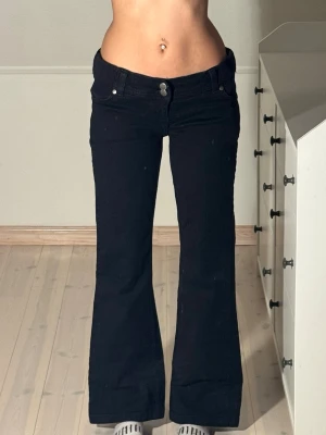 Lågmidjade bootcut jeans  - Lågmidjade svarta jeans med töjbart material i höfterna. Super fint passform. Midjemått: 40cm. Innerbenslängd: 74cm. Kolla in min profil, följ för fler plagg🙌