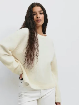 Supersöt vit stickad tröja!! - Säljer denna supersöta vita stickade tröjan ifrån Gina tricot!! Den är i jättebra material och superfin att ha nu inför våren❤️🫶🫰🥰 säljer pga behovet pengar❣️❣️ nypris 400kr!🥰🥰