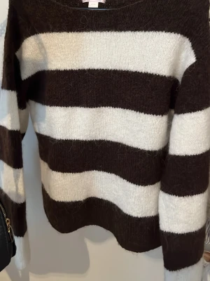 Randig stickad tröja Gina Tricot - Säljer en stickad tröja från Gina Tricot i storlek XS. Knappt använt därav är den i jättebra skick. pris kan diskuteras💕