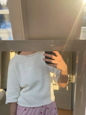 Vit stickad kortärmad tröja - Finstixkad topp/tröja från Lindex. Använd fåtal ggr i mycket fint skick. ord 399:-