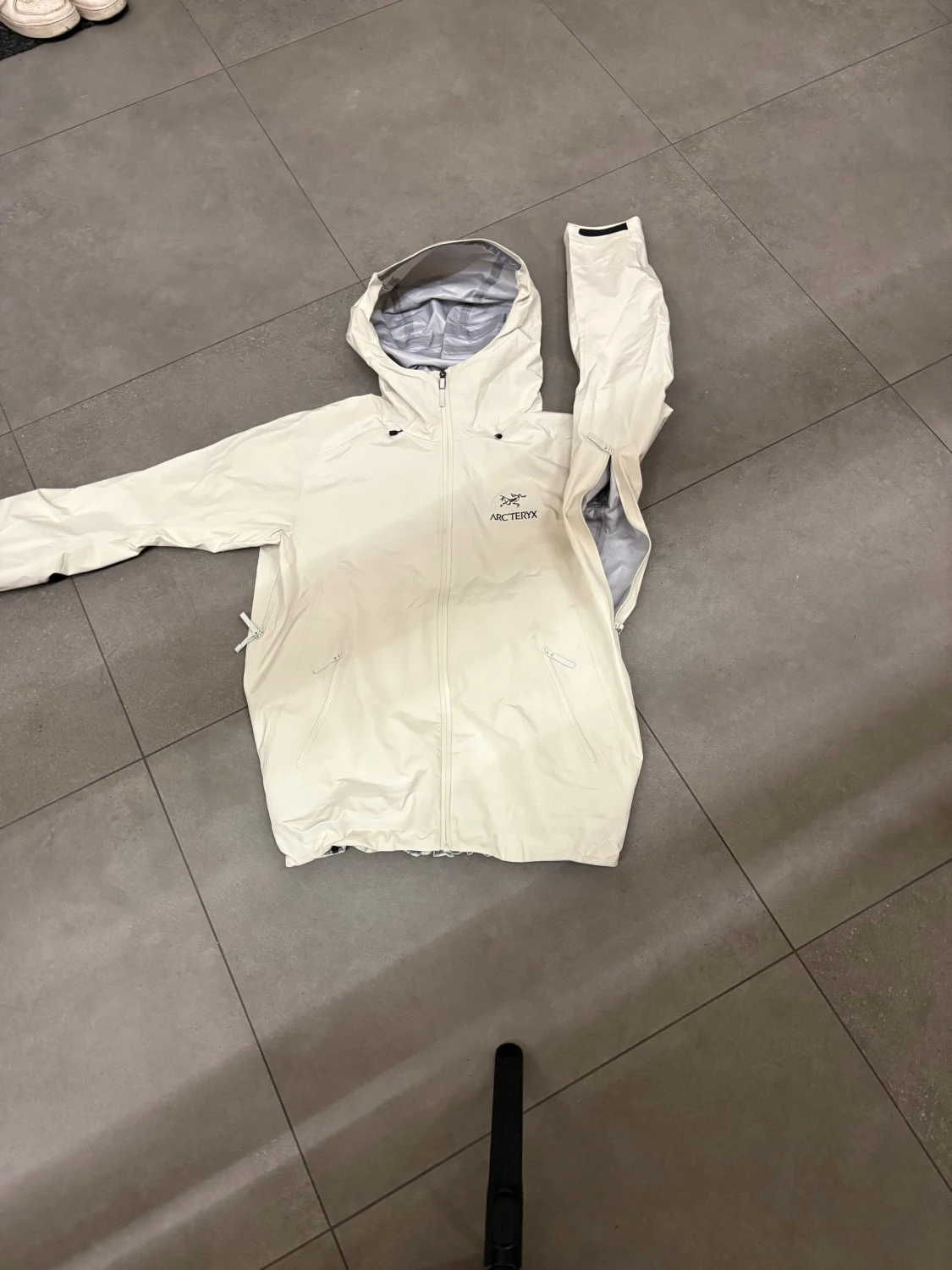 Vit Arc'teryx vindjacka med huva - 1