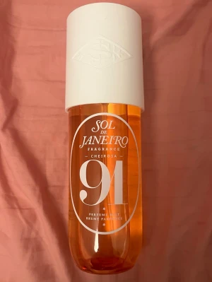 Sol de Janeiro Cheirosa 91 Perfume Mist - Sol de Janeiro Cheirosa 91 Perfume Mist. Doften är inspirerad av brasiliansk strandvibe och passar perfekt för dig som gillar fräscha och tropiska toner. Har använt den några gånger men det var riktigt inte min favo doft men jag tror någon annan skulle gilla den väldigt mycket :) Orginal pris är 449kr
