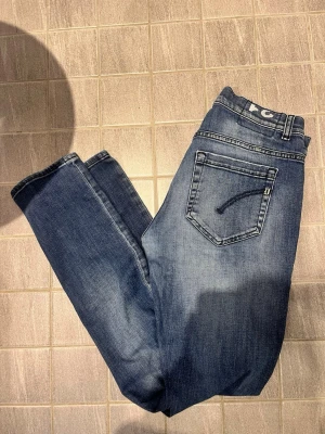 Dondup George herr - Hej! Dondup George jeans i storlek W31 och super skick 10/10. Vi säljer för endast 800kr men kan gå ner vid snabb och smidig affär😊 Hör av er vid frågor. // studio II Resell 💙📦