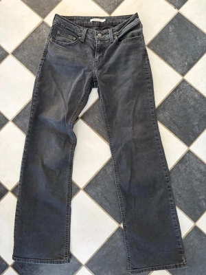 Levis bootcut jeans - Säljer ett par gråa jeans i modellen superlow boot från Levis. Säljes då de är för korta på mig 💞