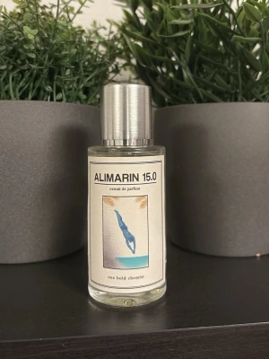 Alimarin 15.0 parfym - Alimarin 15.0 är en parfym från one bold chemist, inspirerad av LV:s afternoon swim. Toppnoter: Mandarin, Siciliansk apelsin, Bergamott. Mellannoter: Ingefära. Basnoter: Ambra. 50ml. Bara testad 1 gång så den är i princip full. Hör av dig vid bud eller andra frågor😊🤝