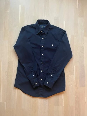 Ralph lauren skjorta  - Ralph lauren skjorta mörkblå I storkek S. Om du undrar något om skjortan är det bara att höra av sig.