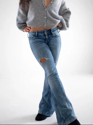 Low waist bootcut jeans - Lågmidjade bootcut jeans som är snyggt omsydda till bootcut där nere (se bild 5 för mer information!) jättebra skick!