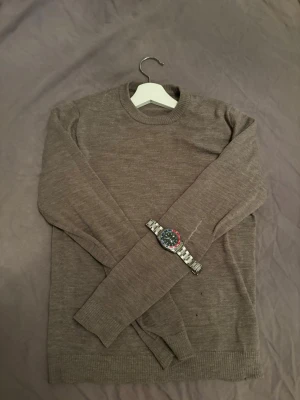 Brun tröja  - ⭐️Brun tröja ⭐️ I okej skick då den har små hål på framsidan och en på armen.  och är sydd på vänsterarmen. Lite mindre än XS, skulle kunna användas av 164