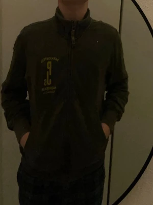 Parajumper fleece - Säljer denna tvärfeta mörkgröna parjumper fleece för endast 349 nypris 1500😁. Priset är ej hugget i sten vid snabba affärer och hör bara av er om ni har frågor.