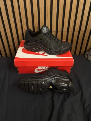 Nike tn - Säljer dessa Tn’s pga av att jag ej använder de. Dem är i storlek 44 men passar som 43 säljer de billigt nypris Ca 2500kr jag säljer de för 1200kr. De är använda ungefär 2-3 gånger så de är i jätte bra skick 