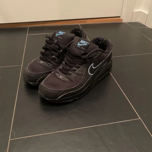 Nike Air Max 90 - Nike air Max 90 väldigt bra skick. Dm om du har frågor