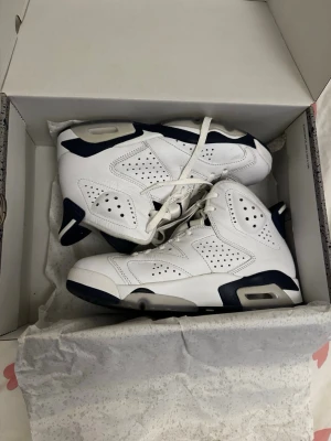 Air Jordan 6 - Snygga vita Air Jordan 6 med mörkblåa detaljer som har använts en gång. Som nya, inga defekter förutom lite smuts på sulan som enkelt går bort . Äkta från Nike store. 