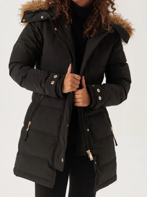 Svart lång dunjacka med äkta päls xs - Nypris 4000 Stilren svart dunjacka med lång passform och huva med fuskpäls. Jackan har dragkedja och knappar framtill, samt fickor med dragkedja och gulddetaljer. Perfekt för kalla vinterdagar och ger en snygg siluett.