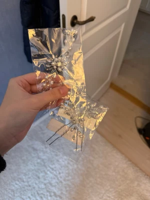 Hår accessoarer  - Hår accessoarer med pärlor och kristaller, 3 stycken ”spännen” till hår uppsättning. Perfekt för studentbal eller annat fest evenemang! Aldrig använda