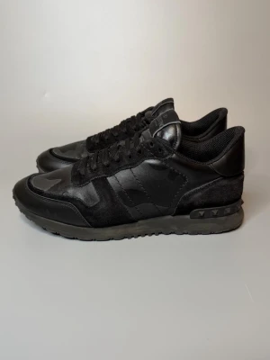 Valentino Rockrunner Skor - ‼️VI TAR INGA BYTEN‼️Valentino ”Rockrunner” Sneakers | Skick: 8,5/10 | Storlek 40 fits 41 | Enbart skorna ingår! | Frakt sker inom 24 timmar efter köp 📦💨 | Hör av dig vid minsta fråga eller fundering 💭