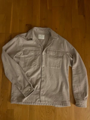 Beige overshirt från Jack & Jones  - Stilren beige overshirt från Jack and Jones i mjukt tyg. Knappt använd och passar som M. 🙌Passar till det mesta och är perfekt nu till våren! Bara att höra av er vid frågor 🙂
