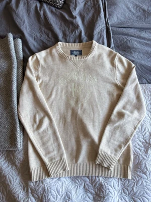 Beige stickad tröja från Morris - Stickad beige tröja från Morris, helt ny ≈ använd två gånger hemma. Säljer för att den inte riktigt passa mig ≈ passar lite mindre än XL