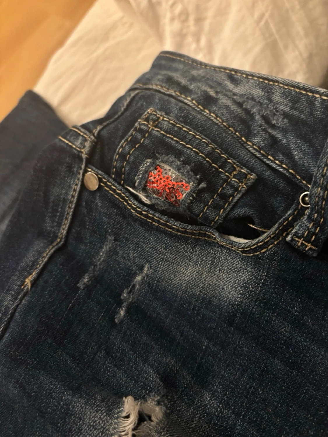 Blå slitna bootcut jeans - 3