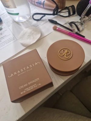 Anastasia cream bronzer i färgen golden tan! - Krämbronzer, den är endast testad 2 gånger💓 30g