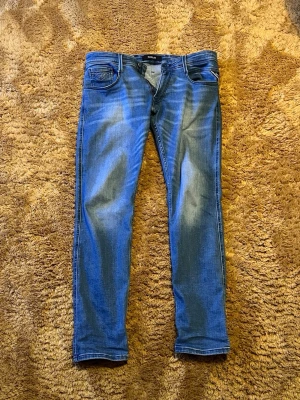 Replay Anbass jeans - Säljer ett par blå Replay Anbass jeans. Modellen är 185cm lång och väger 80 kg. Vid fråger eller fler bilder så är de bara att fråga!