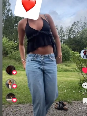 Svart volang topp, halterneck  - Svart topp med v-ringning, volanger, öppen rygg och halterneck knytning. Helt i nyskick 🩷