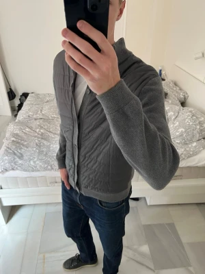 Grå cardigan med quiltad front - Snygg cardigan som är quiltad framtill. Cardiganen är i fint skick och i storleken L. 😁       ———————————————————————————                                                     📐| Storlek: L                                                           👖| Märke: Massimo Dutti                                     🔎| Skick: Mycket bra                                            ✍🏻| Skriv om du har några frågor