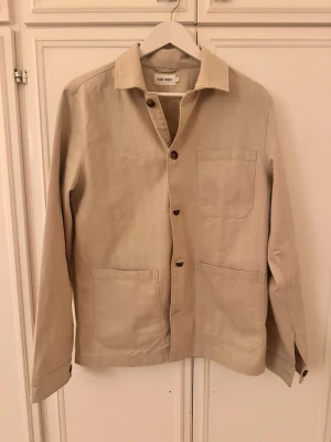 Beige overshirt från East West - Riktigt snygg overshirt från East west, perfekt nu till sommaren! Strl S 