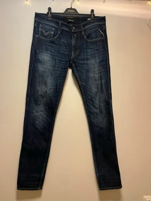 Replay anbass - Ett par schyssta replay anbass i storlek 32/34. De är köpta nya och sedan använda under några månader. Mycket bra skick. Nypris: ca 1700 kr. Vårt pris: 499 kr! Hör av dig vid minsta lilla fundering!