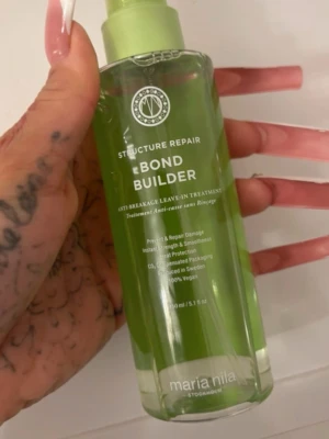Maria nila  - Maria Nila Structure Repair Bond Builder 150 ml . En lätt leave in-behandling formulerad med aminosyror och chiapeptider för att reparera, stärka och skydda hårets bindningar. Innehåller värmeskydd. Spraya ett jämnt lager i fuktigt eller torrt hår. Ord pris 499:- (skriv innan köp) 🌸 • TikTok: Ginise 