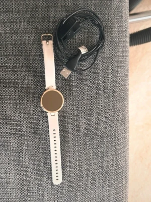 Feminin Garmin smartklocka med vit silikonrem - Snygg smartklocka från Garmin kallas garmin lilly, laddare medföljer 