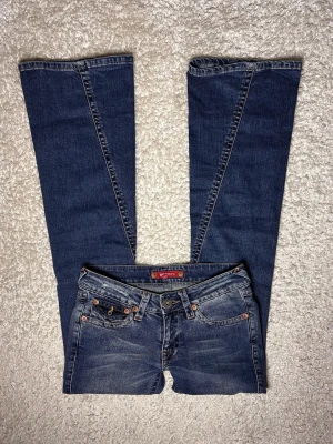 Lowwaist bootcut jeans  - Från ginajeans, liknar true religion💗 Storlek 28  Midjemått: 76 Innerbenslängd: 84 Grenhöjd: 18