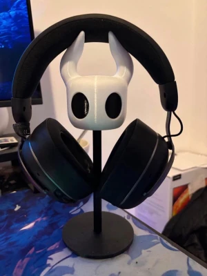 Mission SG GGHW 2.5 Trådlösa Gaming Hörlurar - Snygga svarta over-ear gaminghörlurar med bred, vadderad bygel och stora öronkåpor. Hörlurarna har en stilren design med diskreta silverdetaljer och är tillverkade i plast och konstläder. Perfekta för långa spelsessioner vid datorn eller konsolen. Går att koppla med blåtand till telefon, padda eller annan kompatibel enhet. Samt USB dongel till datorn med 2,4ghz. Fungerar jättebra och mycket bra ljud för pengarna. Nypris 699kr.