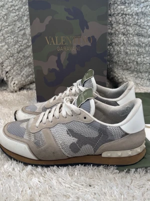 Valentino rockrunner  - Valentino rockrunners med vitt/beige camoflage mönster, skorna är i bra skick och självklart äkta! Storlek 42,5-43.  Box, dustbags, Valentino-kort och extra snören följer med. Pris: 999kr. Skriv vid minsta fundering! 