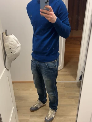 Blå tröja från Fred Perry - Blå tröja från Fred Perry. Tröjan har en klassisk passform och är av ett mjukt stickat material