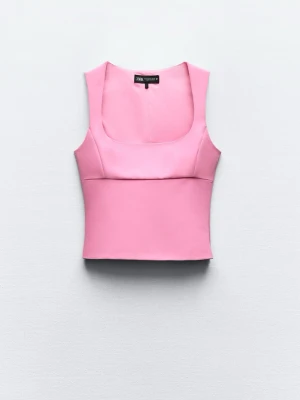 Rosa croppad linnetopp från Zara - Trendig rosa croppad linnetopp från Zara med breda axelband och fyrkantig urringning. Toppen har en figurnära passform och är perfekt för varma dagar. Enkel och stilren design som är lätt att matcha med olika outfits.