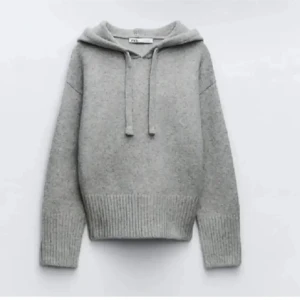 Grå hoodie från Zara - Säljer min sköna stickade hoodie ifrån Zara i storlek S!💞💞