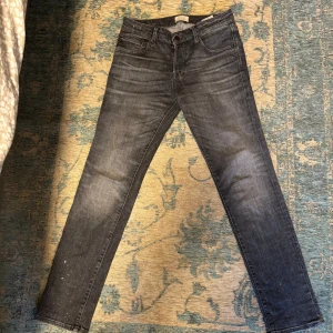 Jack and jones slim straight jeans  - Ett par jack and jones slim straight jeans i storleken 31/34. 