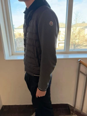 Grå cardiganjacka från Moncler - Storlek M sitter som S. 