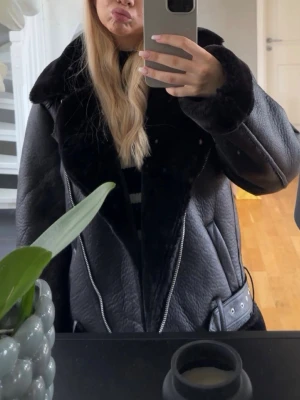Svart skinnjacka med fuskpäls - Intressekoll på min skinnjacka med fuskpäls på insidan, från nakd. Den är i oversized passform och passar till vardags så väl som fest. Den är sparsamt. Nypris är 800kr.