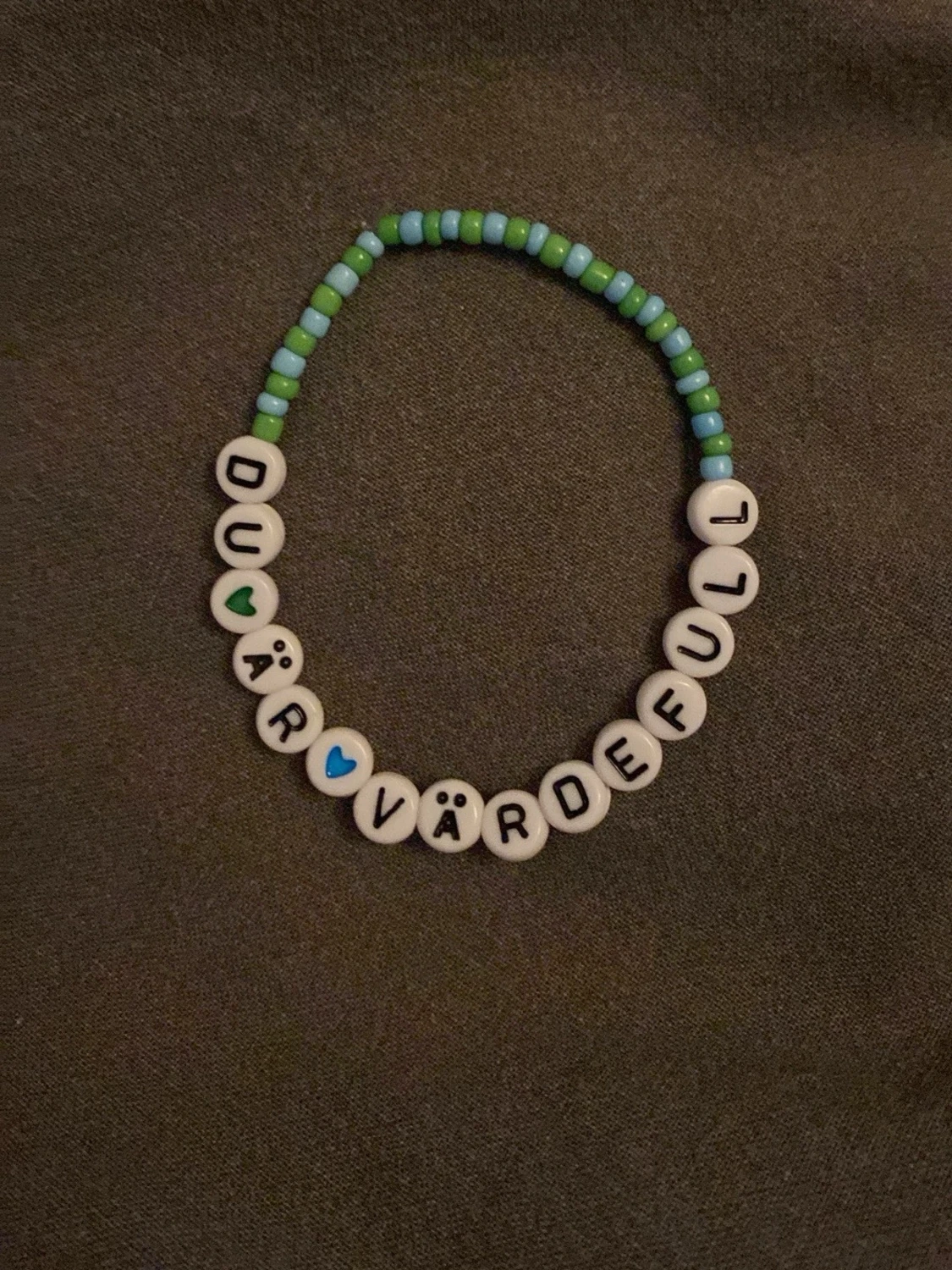 Färgglatt pärlarmband med text