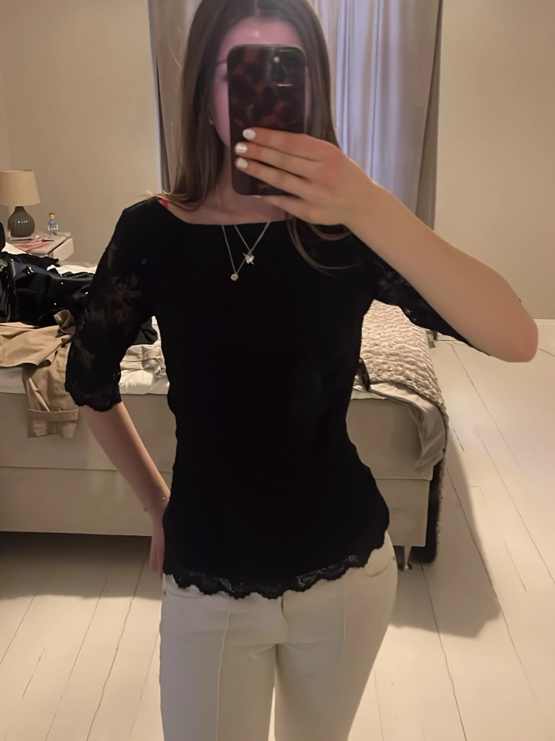 Svart spetsblus med trekvartsärm