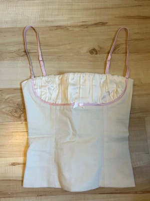 Murlong Crés Korsett topp  - Så himla fin korsett topp med satin band från Murlong Crés, endast prövad och som helt ny. Exakt ny pris är okänt men liknande toppar säljs för ca 2000-3000 kr. Pris kan diskuteras💕