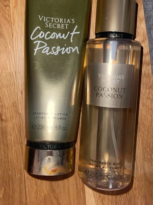 Victoria's Secret Coconut Passion set - 30% kvar i lotion och en full parfym. Säljer för 200kr ❤️