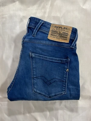 Replay Anbass W30/L32 - Sjukt snygga Replay Anbass i en ruskigt snygg tvätt Storlek W30 L32. Nypris 1800-2000kr mitt pris 499kr. Har lite smuts vid hjulfen. vid mer frågor eller bilder är det bara att skriva!